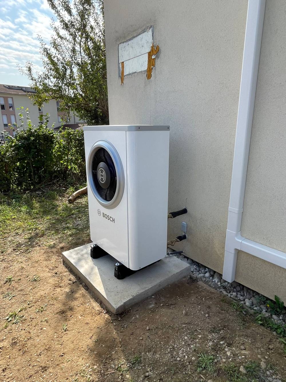 Installation d'une pompe à chaleur BOSCH 7000 dans une maison individuelle -Tignieu-Jameyzieu